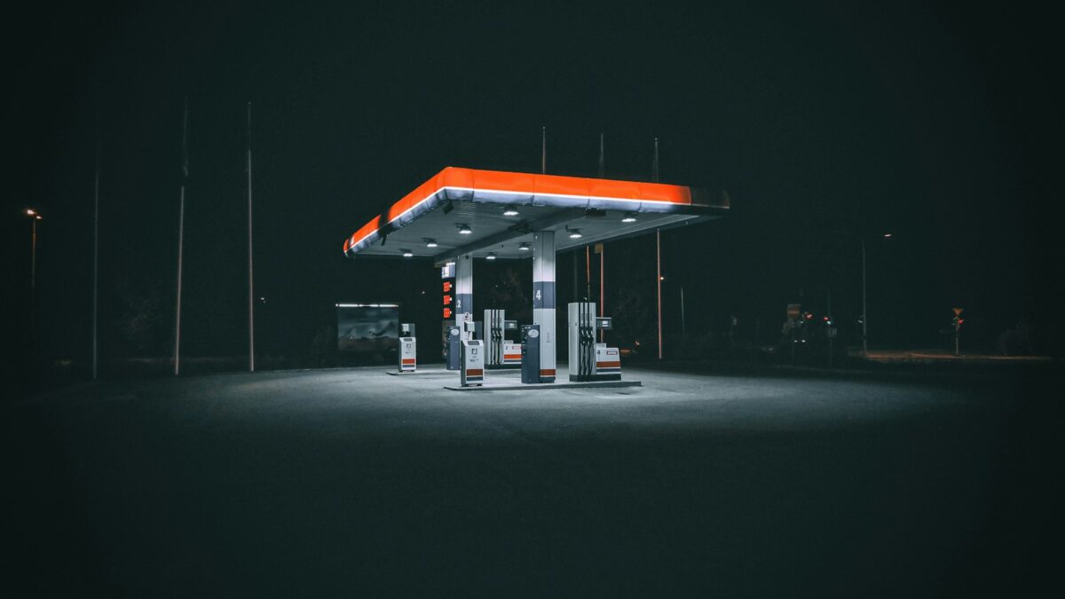 Shift At Midnight iznāk 22. jūlijā — degvielas uzpildes stacijas nakts maiņa, kur klienti nav cilvēki, un cena tikai 9,99 dolāri