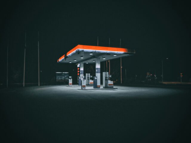 Shift At Midnight iznāk 22. jūlijā — degvielas uzpildes stacijas nakts maiņa, kur klienti nav cilvēki, un cena tikai 9,99 dolāri