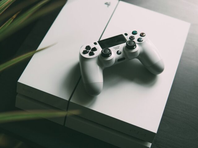 Sony 2028. gada janvārī pārtrauc jaunu PlayStation disku ražošanu: spēlētāji un veikali ceļ trauksmi