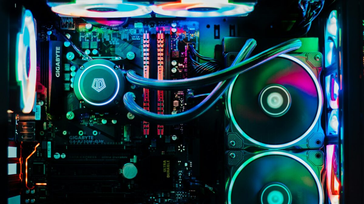 Steam Machine mēnesi pēc starta jau Steam topa otrajā vietā, bet pircējiem jāstāv rindā