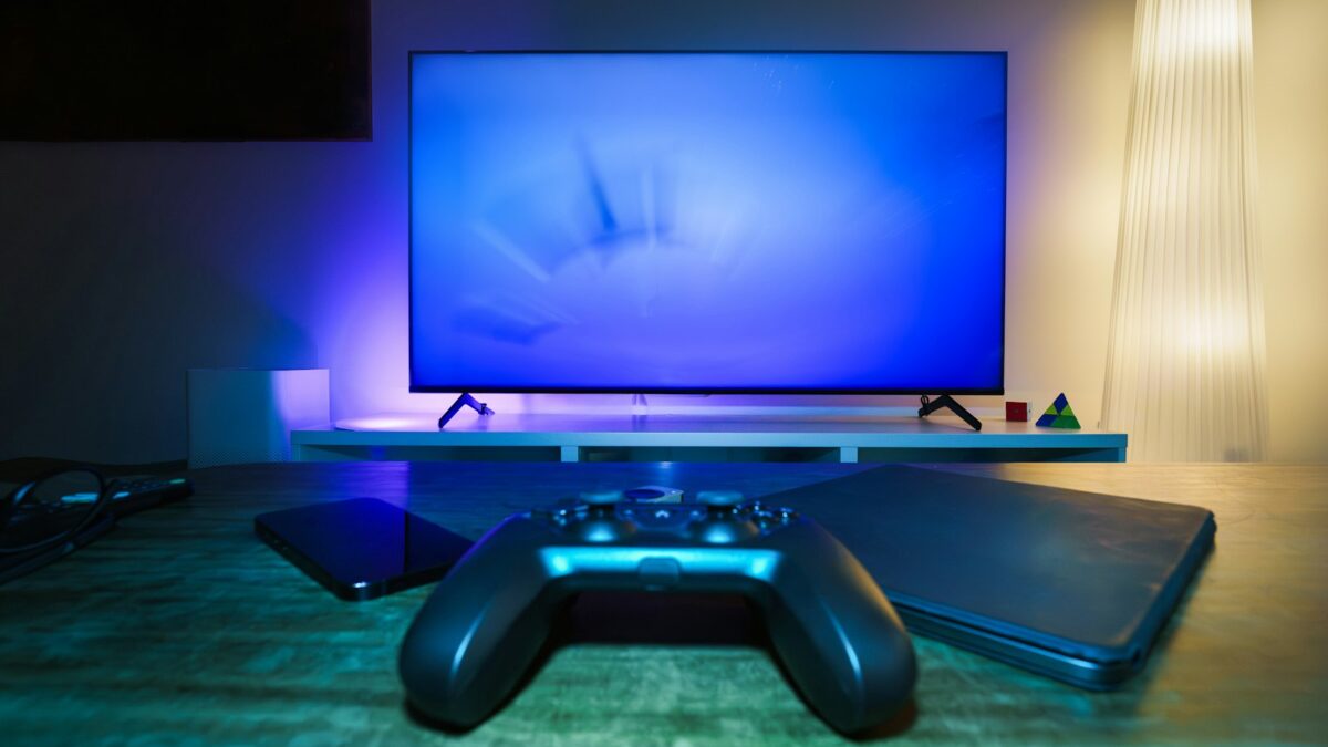 Valve Steam Machine ir klajā — €1039 par PS5 līmeņa datoru dzīvojamā istabā