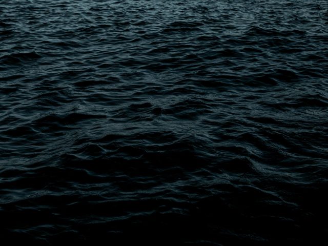 Hollow Knight: Silksong dabū bezmaksas Sea of Sorrow papildinājumu: Team Cherry ved Hornetu zem jūras vēl 2026. gadā