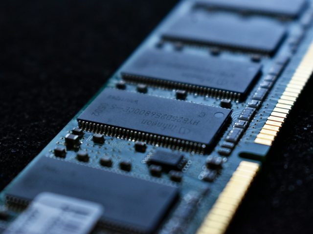 RAMageddon dārdzina spēļu datorus: DDR5 cenas gadā uzlēkušas līdz 500 %, bet GPU jaunumi iesaldēti līdz 2027. gadam