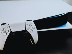 Sony atklāj divus GTA 6 DualSense kontrolierus: pirmpasūtījumi sākas šodien, cena 84,99 dolāri