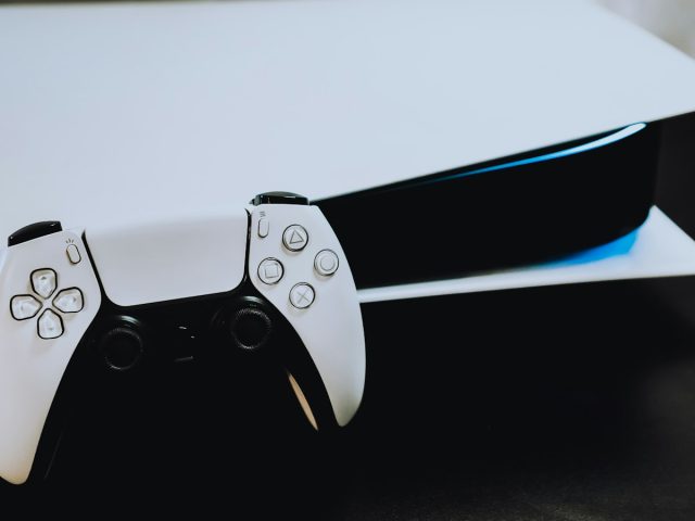 Sony atklāj divus GTA 6 DualSense kontrolierus: pirmpasūtījumi sākas šodien, cena 84,99 dolāri